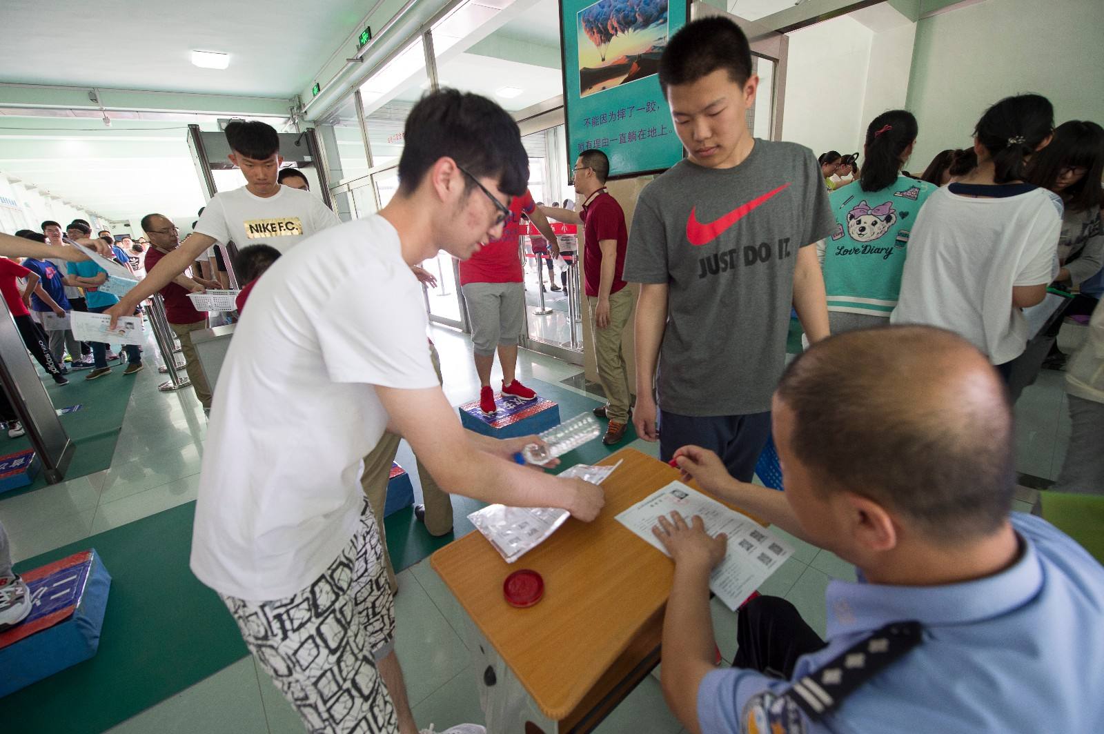 為什麽高考（kǎo）都要過安（ān）檢門檢查