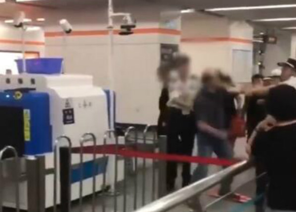 旅客拒絕（jué）安檢，與安檢員發生肢體衝突，致使安檢員停（tíng）職