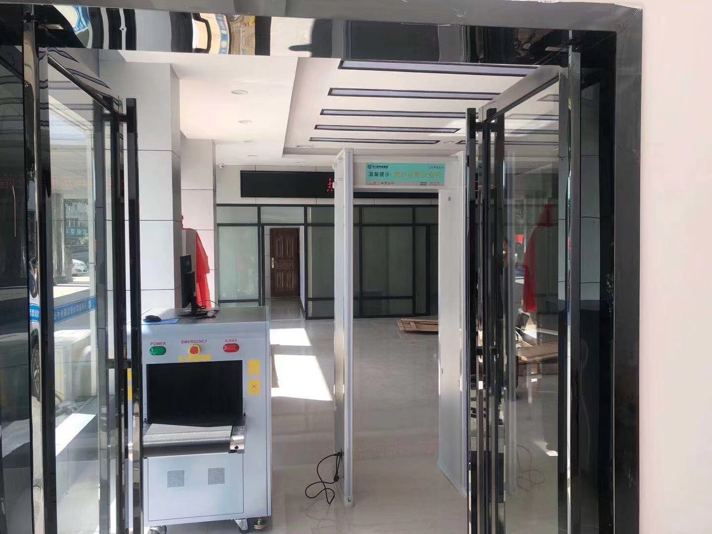 守（shǒu）門神（shén）安檢機安（ān）檢（jiǎn）門等安檢設備在平果縣群眾信訪服務中心投入使用