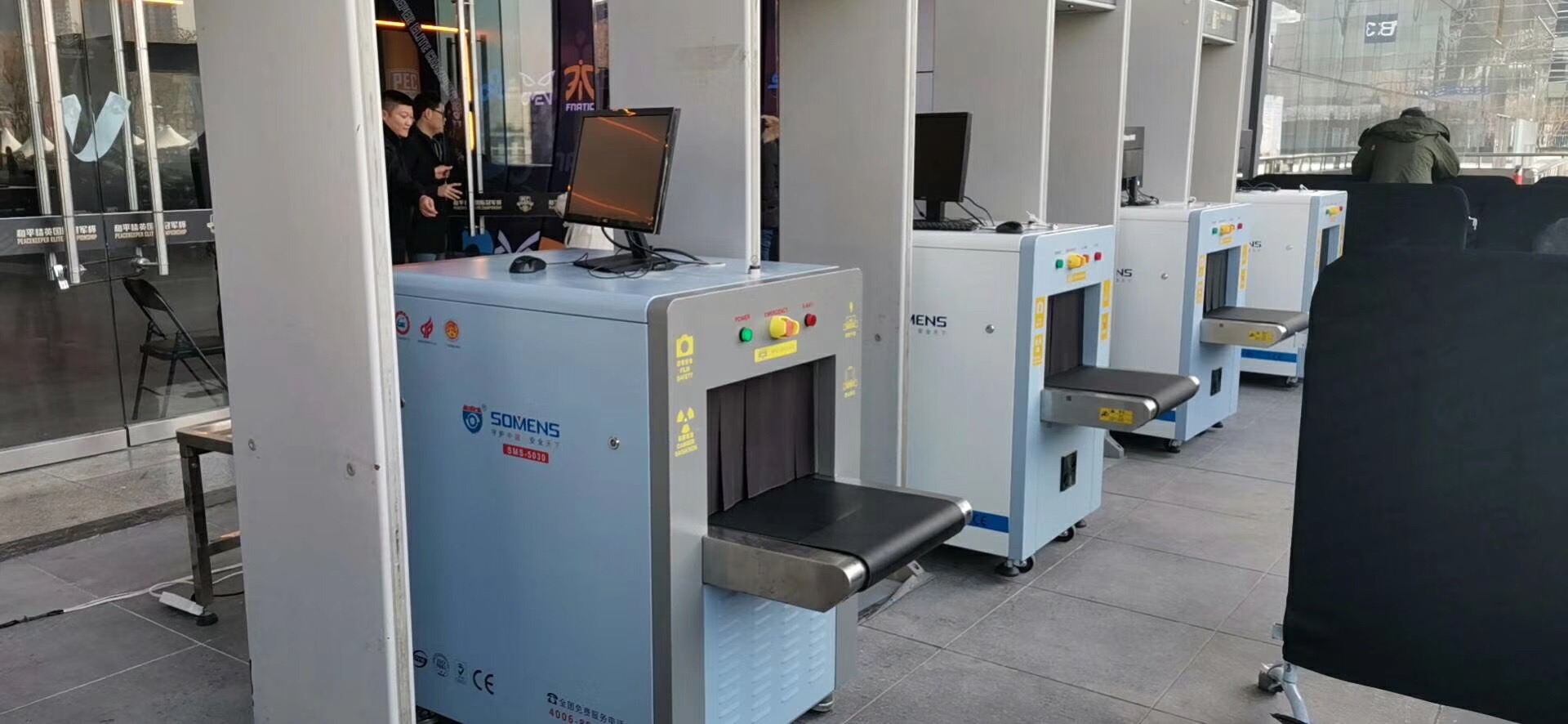 曲江國際會展中心A館和平精英國際冠軍杯賽場采用天美mv星空mv免费观看安檢機安檢門（mén）等安檢設備。