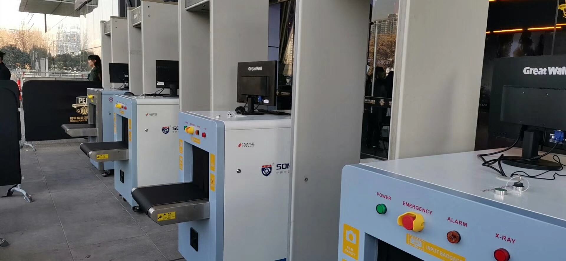 曲江國際會展中心A館和平精英國際冠軍杯賽場采用天美mv星空mv免费观看安檢機安檢門等安（ān）檢設備。