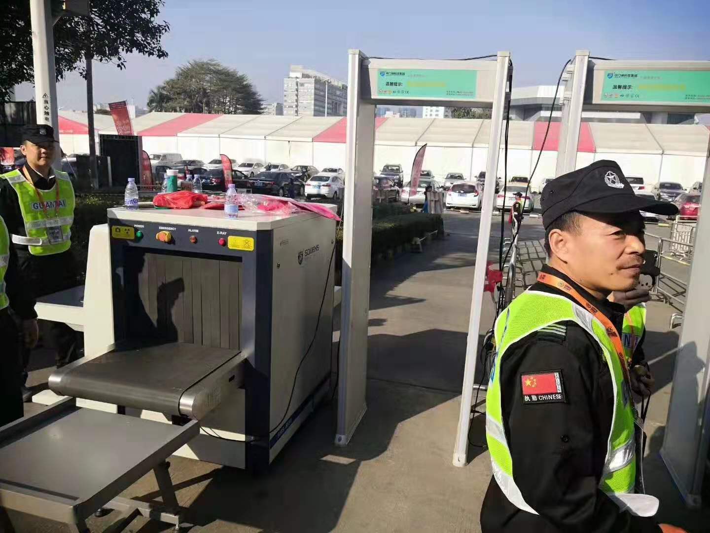 東莞2020“平安回家”活（huó）動現場采用天美mv星空mv免费观看（shén）安檢機安檢門等安檢設備