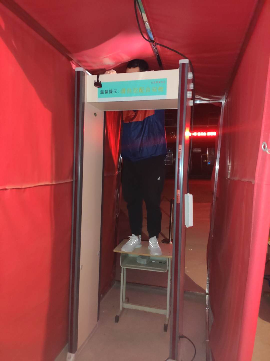 土（tǔ）林頭小學測溫門安裝現場