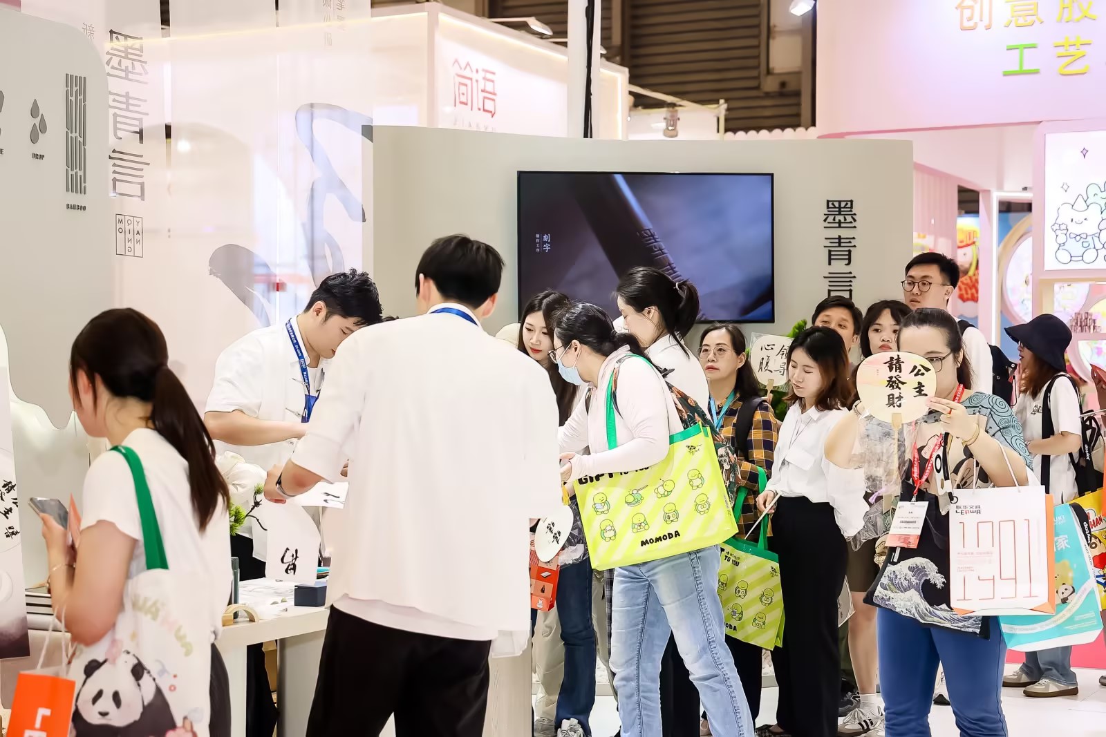 5 51fun吃瓜文創產品展會現場體驗圖.jpg