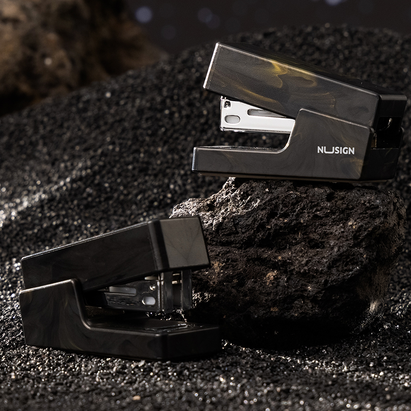 紐賽NS083C訂書機(黑色)(1台訂（dìng）書機+1盒釘)