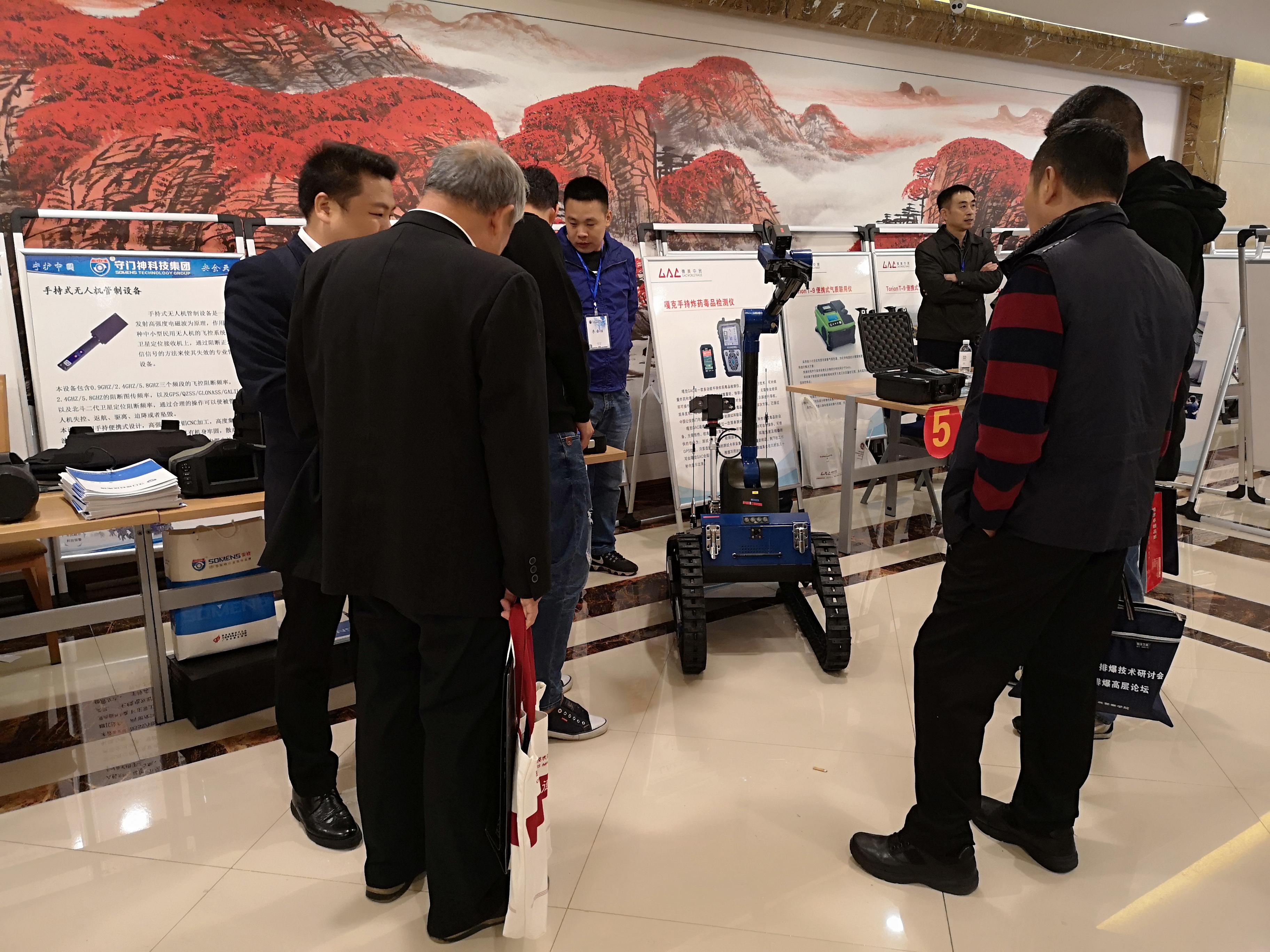 排爆反恐遙控機器（qì）人