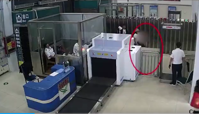 女人過安檢帶刀被（bèi）阻攔，暴跳如雷還歐打安檢員，女人：我不丟刀