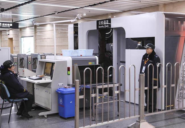 太赫茲人體安檢（jiǎn）儀在上（shàng）海地（dì）鐵（tiě）試用，人包分離大約2秒完（wán）成