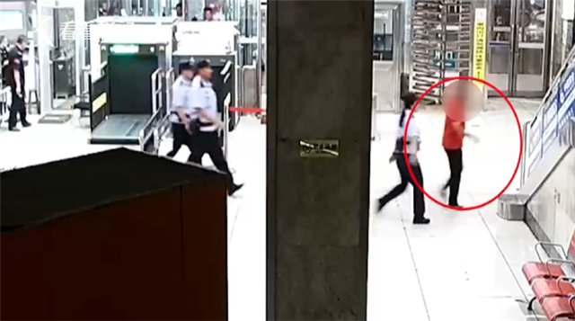 醉漢謊稱他的妻子要生（shēng）孩子,並衝進車（chē）站安檢（jiǎn）處將其拘（jū）留（liú）