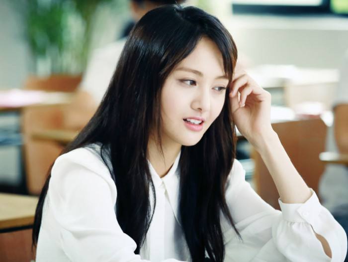 鄭爽雖然通過了安全檢查,但是被旁邊的姐姐（jiě）奪走了照相機.網民這張臉值得鄭爽一（yī）致