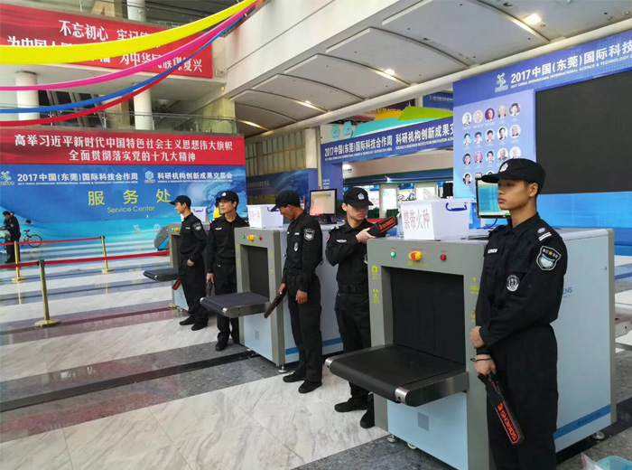 合肥南站有一男（nán）子不配合安檢水倒安檢員,被拘（jū）留