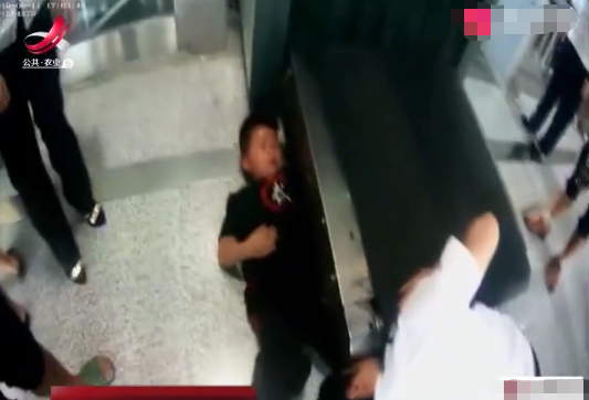 小屁孩趁（chèn）爺（yé）爺（yé）不注意悄悄搗亂,將（jiāng）棍子塞入安檢機（jī）,結果胳膊被卡死了