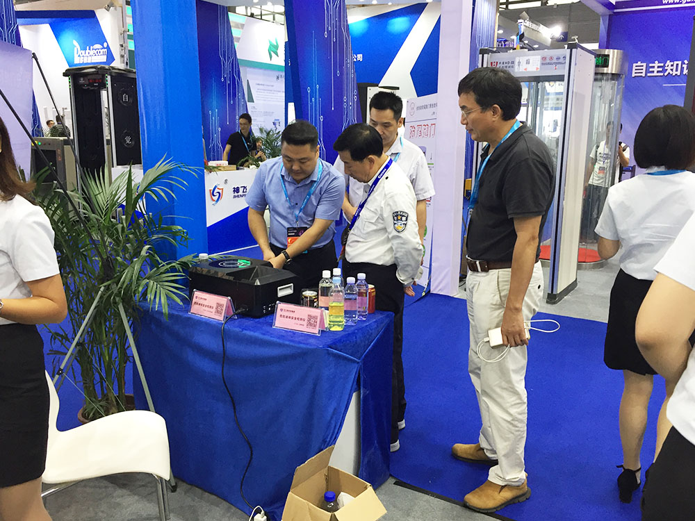 我司參展（zhǎn）工作人員為觀展者介紹危險液（yè）體探測（cè）儀