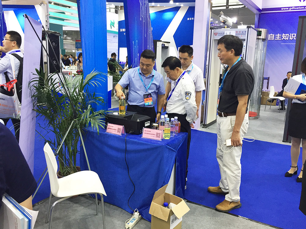 我司參展工作人員為觀（guān）展（zhǎn）者介紹危險液體探測儀