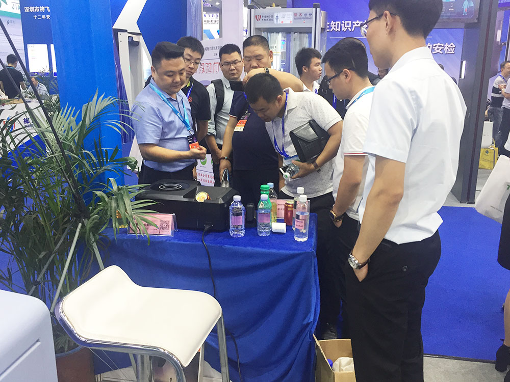 我司參展（zhǎn）工作人員為觀展者介（jiè）紹危險液體探測儀